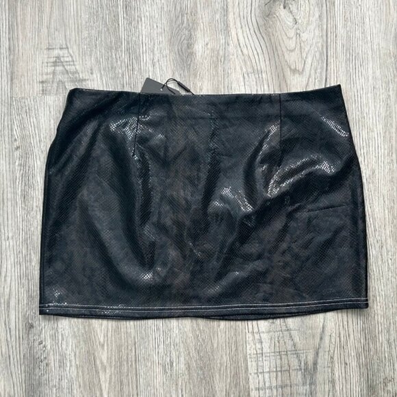 NWT Pretty Little Thing Black Faux Leather Mini Skirt Snakeskin Belted Size 12 - Picture 3 of 10